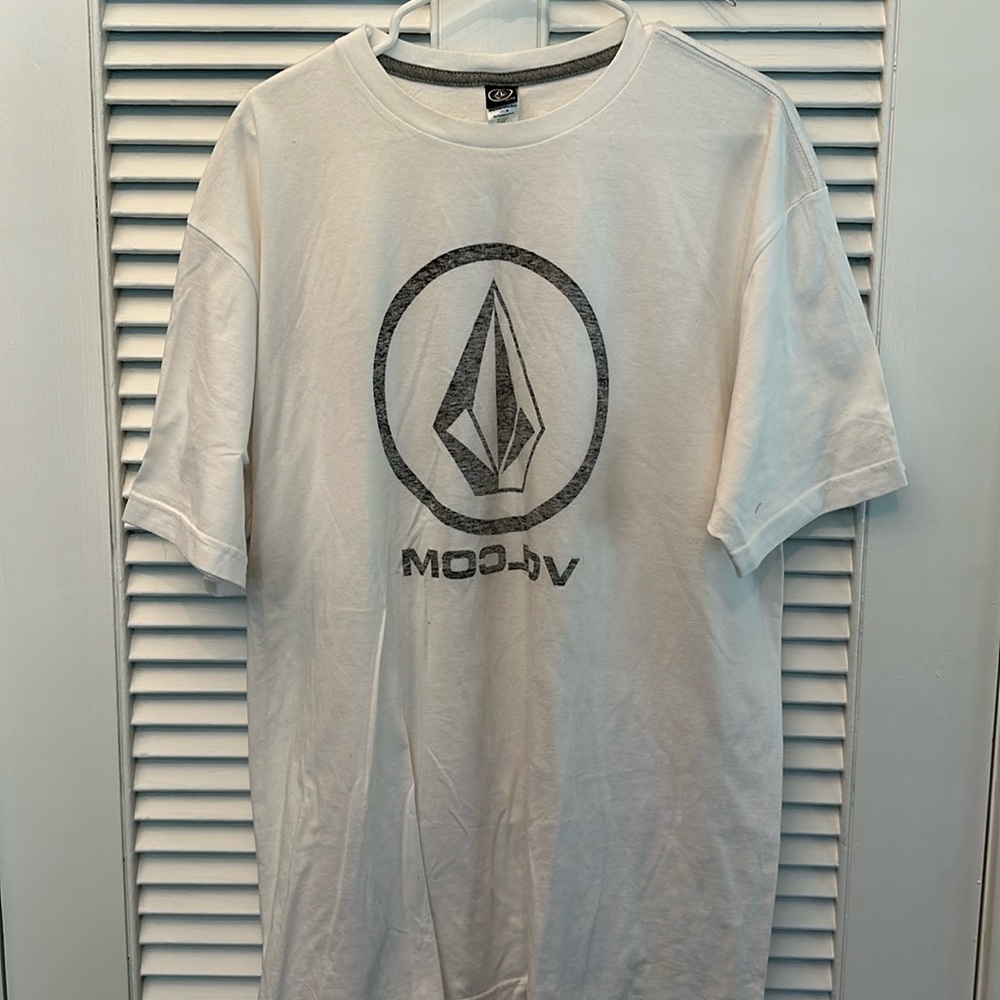 Volcom Men’s XL SS T Shirt.  With reverse logo on front.  Excellent condition.